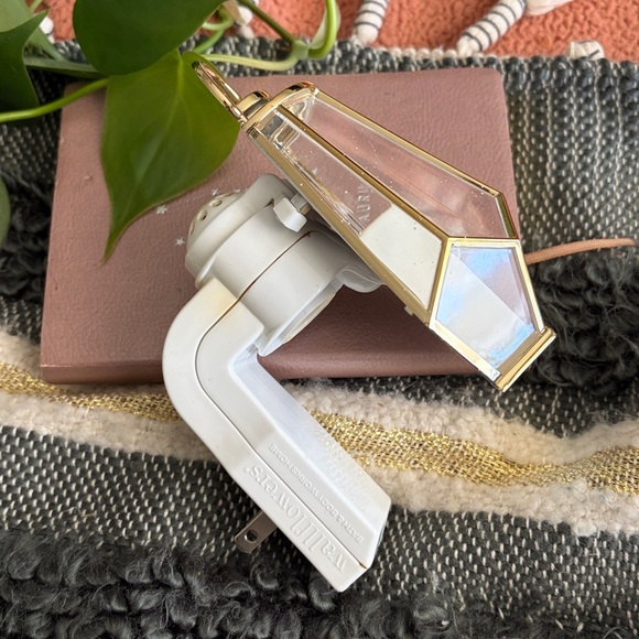 Bath & Body Works Gold White Geometric Lantern Wallflower Plug In - Picture 4 of 8